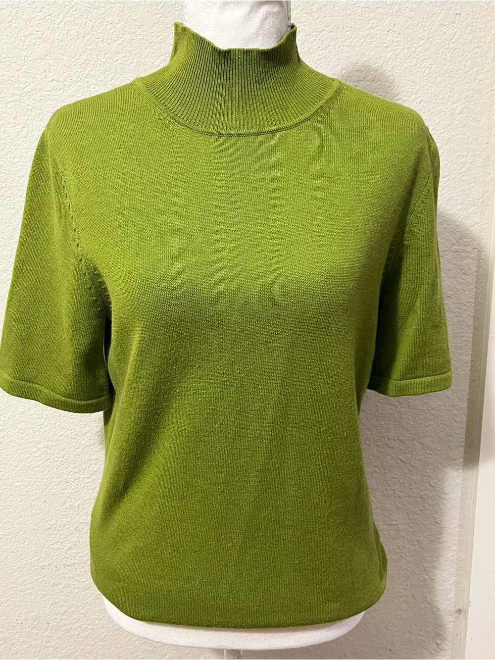 Ellen Tracy Vibrant Lime Green Mock Neck Short Sleeve Sweater